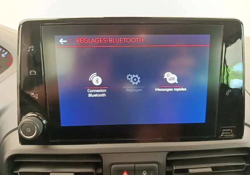 Écran tactile central du Peugeot Rifter 2020 affichant le menu réglages Bluetooth, avec boutons latéraux noirs.