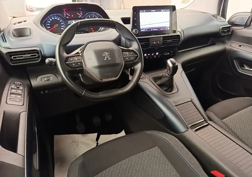 Vue intérieure avant du Peugeot Rifter 2020, volant cuir multifonctions et écran tactile central visible.