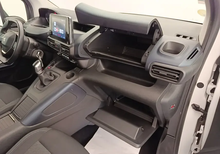 Intérieur du Peugeot Rifter blanc 2020, vue côté passager avec tableau de bord et double boîte à gants ouverte.