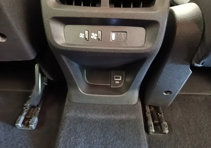 Vue rapprochée de la console centrale arrière du Peugeot Rifter blanc 2020, avec commandes ventilation et prise USB.