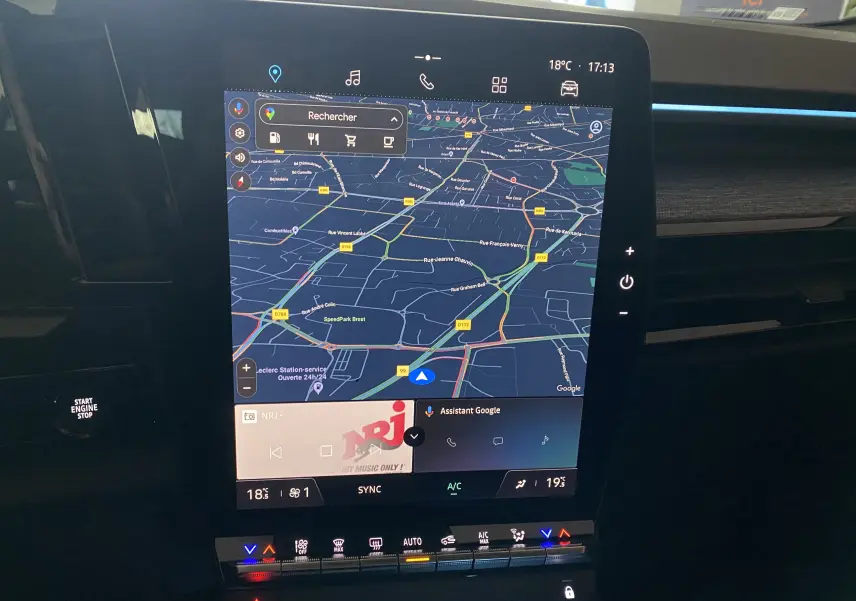 Écran tactile central du Renault Austral E-Tech 200 Techno 2023 blanc nacré, affichant la navigation et commandes climatisation.