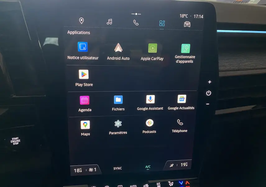Écran tactile central du Renault Austral E-Tech 200 Techno 2023, affichant les applications connectées.