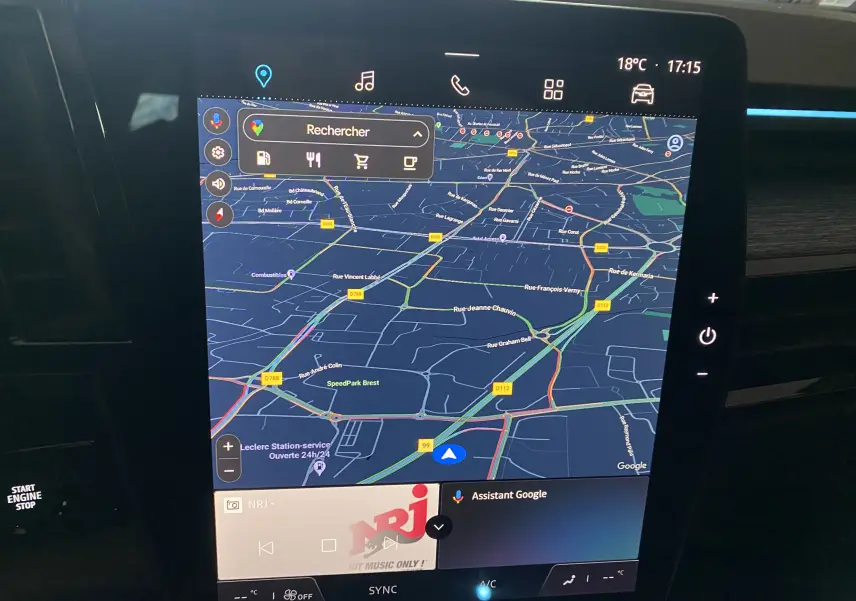 Écran tactile central du Renault Austral E-Tech 200 Techno 2023 montrant la navigation GPS et commandes multimédia.