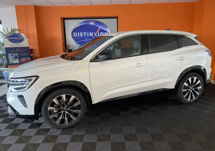 Renault Austral E-Tech 200 Techno blanc nacré vu de profil côté gauche, avec jantes alliage et vitres teintées.