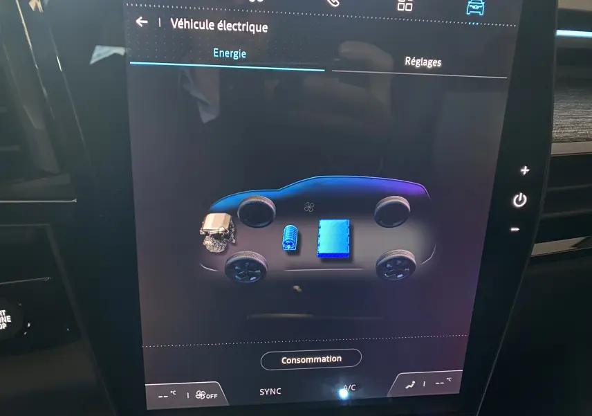 Écran tactile intérieur du Renault Austral E-Tech 200 Techno montrant l'énergie hybride avec schéma du véhicule en bleu.