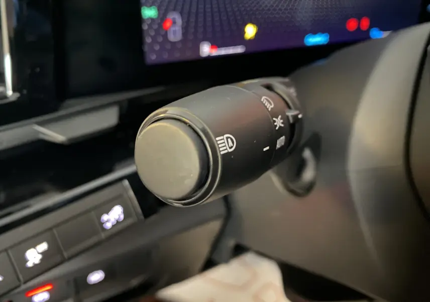 Gros plan sur la commande des feux du tableau de bord du Renault Austral E-Tech 200 Techno 2023 blanc nacré.