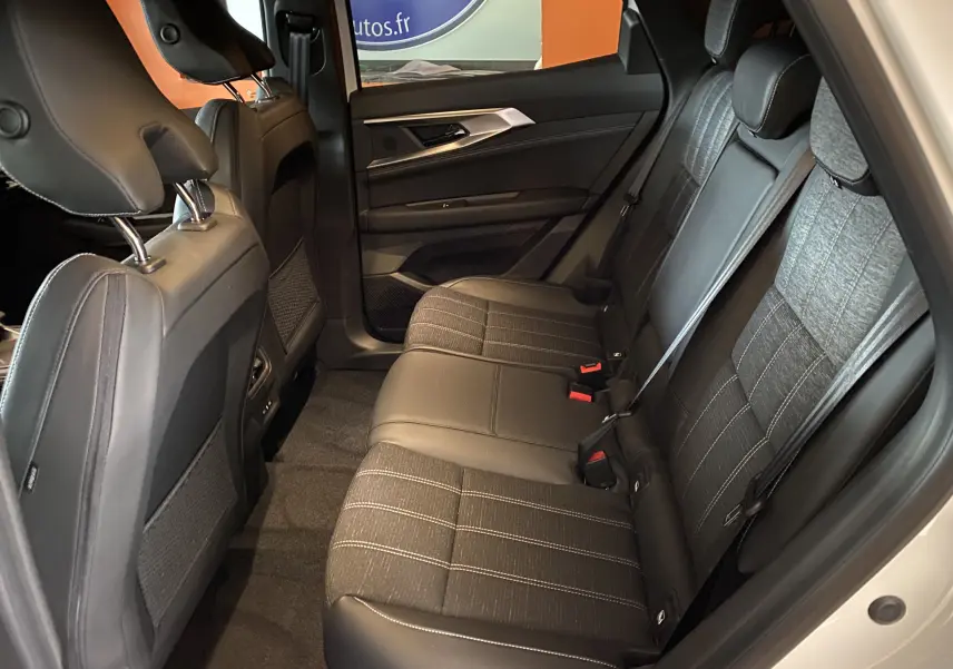 Vue intérieure côté droit des sièges arrière du Renault Austral E-TECH 200 TECHNO 2023 en blanc nacré, tissu et cuir noir.