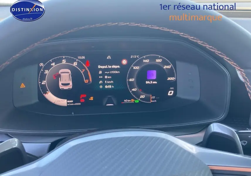 Vue rapprochée du tableau de bord numérique du CUPRA Formentor 1.5 etsi hybrid 2025 avec affichage digital coloré.