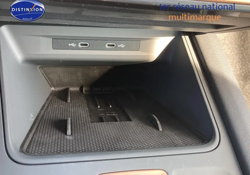 Gros plan sur la console centrale avec deux ports USB-C dans l’habitacle noir de la CUPRA Formentor 2025.