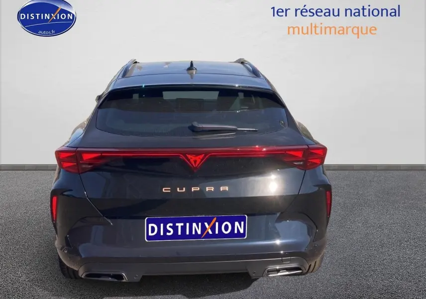 Vue arrière d'un CUPRA Formentor noir midnight 2025 avec feux LED et double sortie d'échappement intégrée.