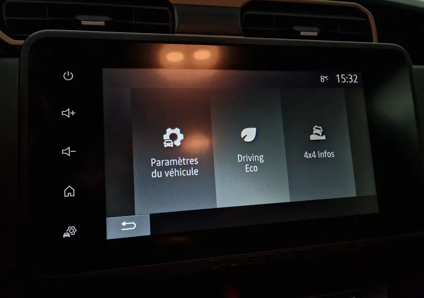 Écran tactile central du Dacia Duster 2024 affichant les paramètres du véhicule, mode Eco et infos 4x4 en intérieur noir.