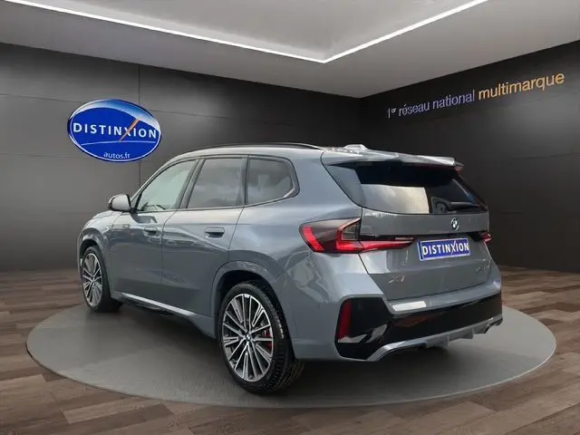 BMW X1 Storm Bay vue 3/4 arrière droit, jantes alliage 20'' M Sport et feux LED distinctifs visibles