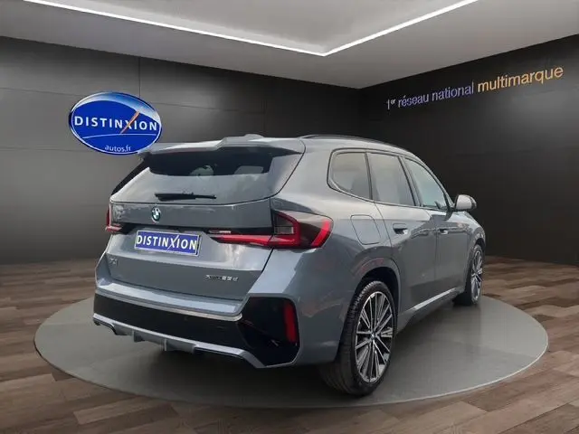 BMW X1 Storm Bay vue 3/4 arrière droit, jantes alliage 20'', feux LED et détails M-Sport visibles