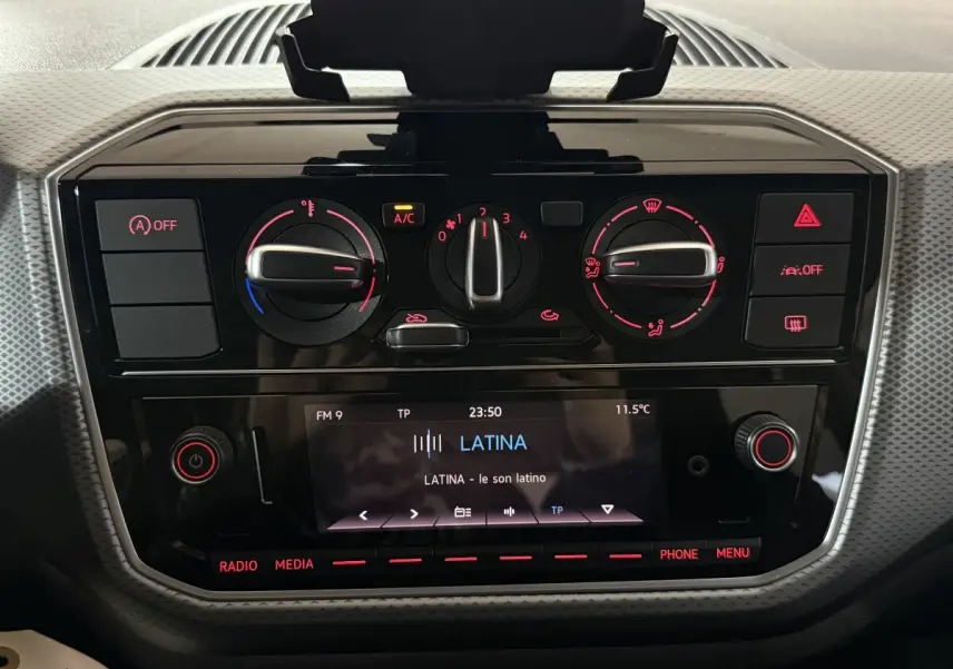 Tableau de bord noir de Volkswagen Up 1.0 65 Active 2022 avec commandes climatisation et écran radio allumé