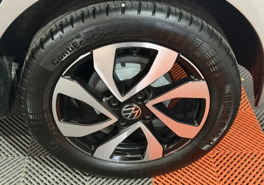 Gros plan sur la jante alliage bicolore et pneu Continental d'une Volkswagen Up gris foncé, côté avant droit.
