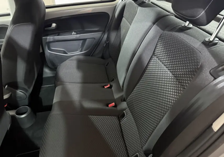 Vue intérieure côté droit sur la banquette arrière noire à motifs géométriques du Volkswagen Up 1.0 65 Active 2022.