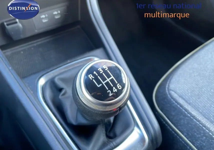 Gros plan sur le levier de vitesses manuel du Renault Captur 2025, intérieur gris avec sellerie tissu.