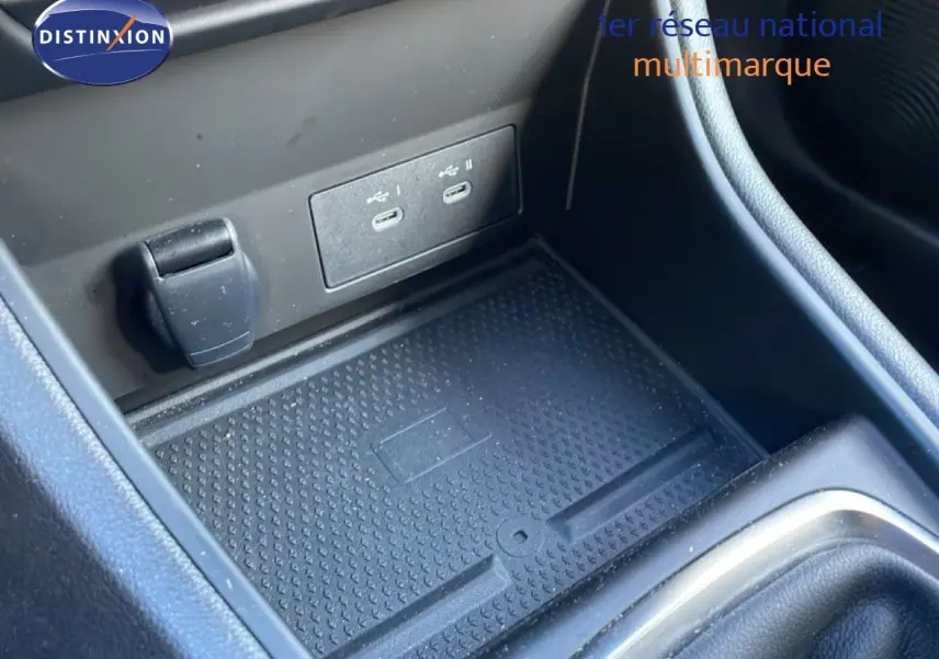 Gros plan sur la console centrale du Renault Captur 2025 avec prises USB-C et recharge sans fil.