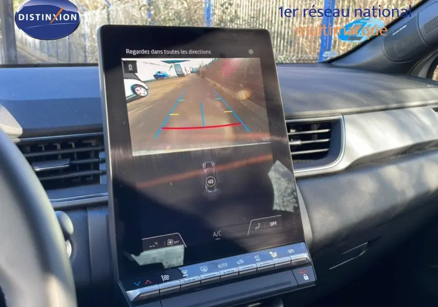 Vue intérieure centrée sur l'écran tactile affichant la caméra de recul du Renault Captur gris Rafale métal avec toit noir.