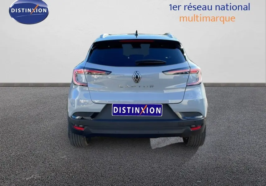 Vue arrière d'un Renault Captur gris Rafale métal avec toit noir, mettant en valeur ses feux LED fins et son design moderne.