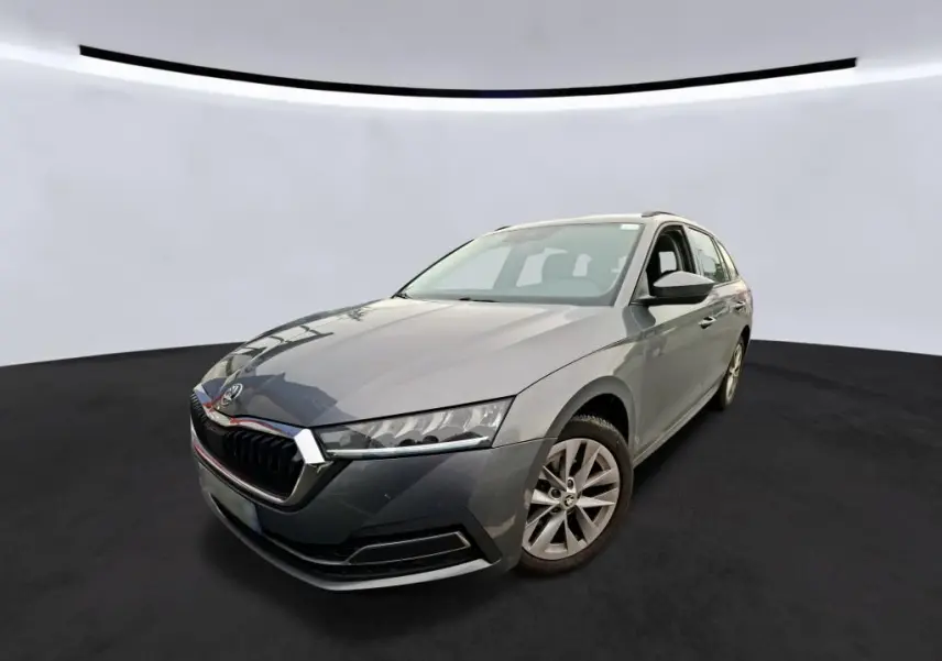 Vue 3/4 avant d'une Skoda Octavia Combi gris métallisé avec calandre chromée et jantes alliage 16 pouces.