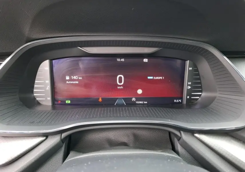 Tableau de bord numérique couleur de la Skoda Octavia Combi 2.0 TDI 150 DSG7 Ambition, affichage vitesse et autonomie.