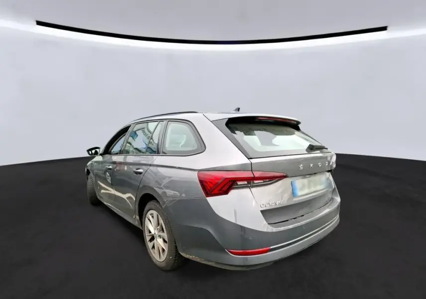 Vue 3/4 arrière droite d'une Skoda Octavia Combi gris métallisé avec feux arrière LED et jantes alliage 16 pouces.