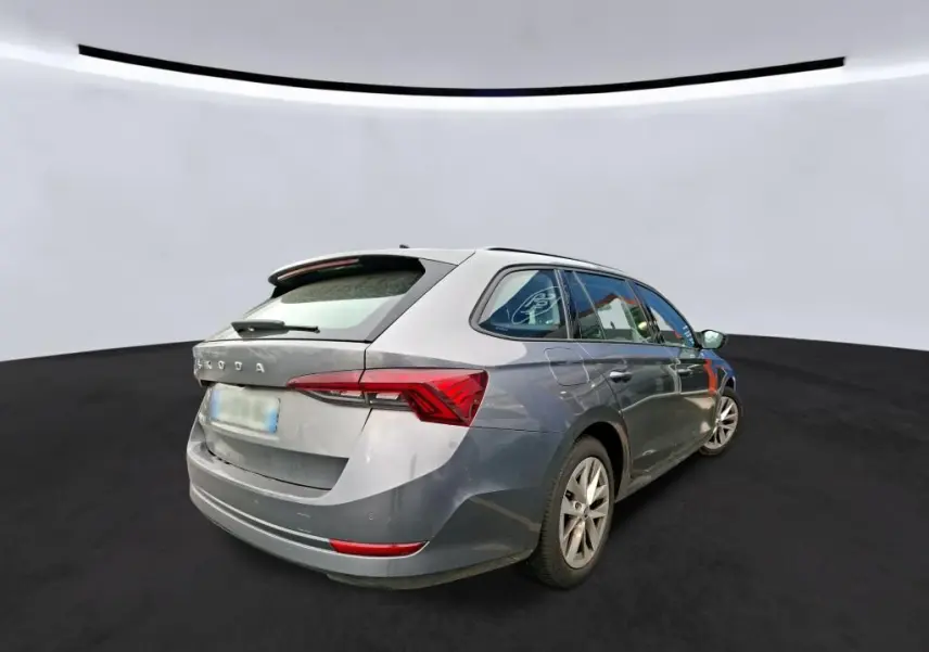 Vue 3/4 arrière droite d'une Skoda Octavia Combi gris métallisé avec feux arrière LED et jantes alliage 16 pouces.