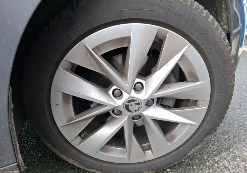 Gros plan sur la jante alliage 16'' TWISTER gris argenté de la Skoda Octavia Combi 2.0 TDI 150 DSG7 Ambition.