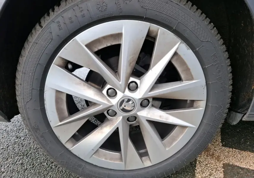 Gros plan sur la jante alliage 16'' TWISTER gris argenté de la SKODA OCTAVIA COMBI 2.0 TDI 150 DSG7 Ambition, avec logo central.