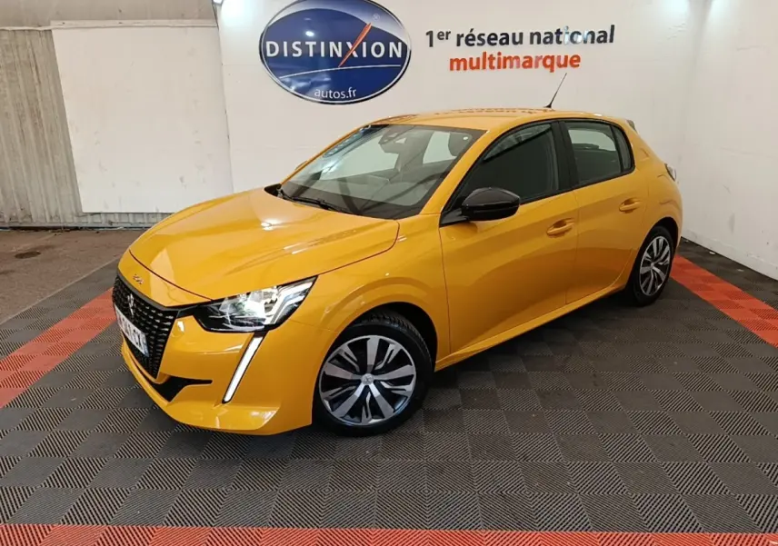 Peugeot 208 PureTech 75 S&S Active Pack jaune vue 3/4 avant droit dans un showroom intérieur.