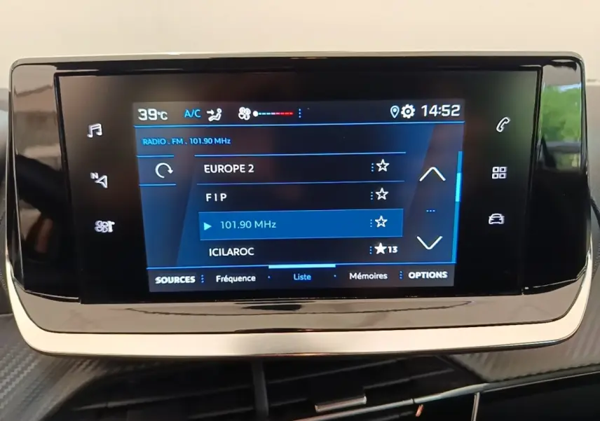 Écran tactile central de la Peugeot 208 PureTech 75 S&S Active Pack affichant les stations radio, vue intérieure.