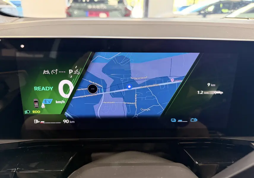 Tableau de bord numérique du Renault Austral 2026, affichant la navigation et l'état hybride en mode prêt.