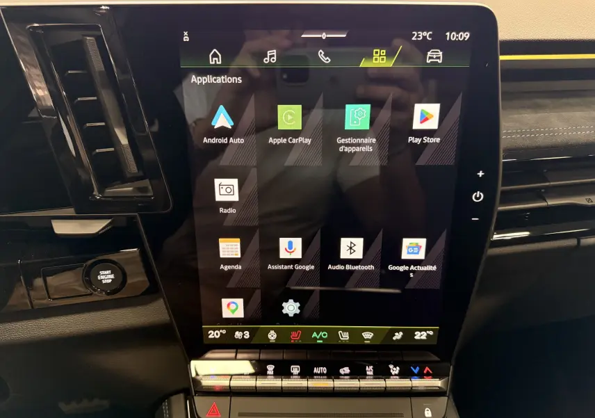 Vue rapprochée de l’écran tactile central du Renault Austral 2026, affichant les applications connectées et commandes climatisation.