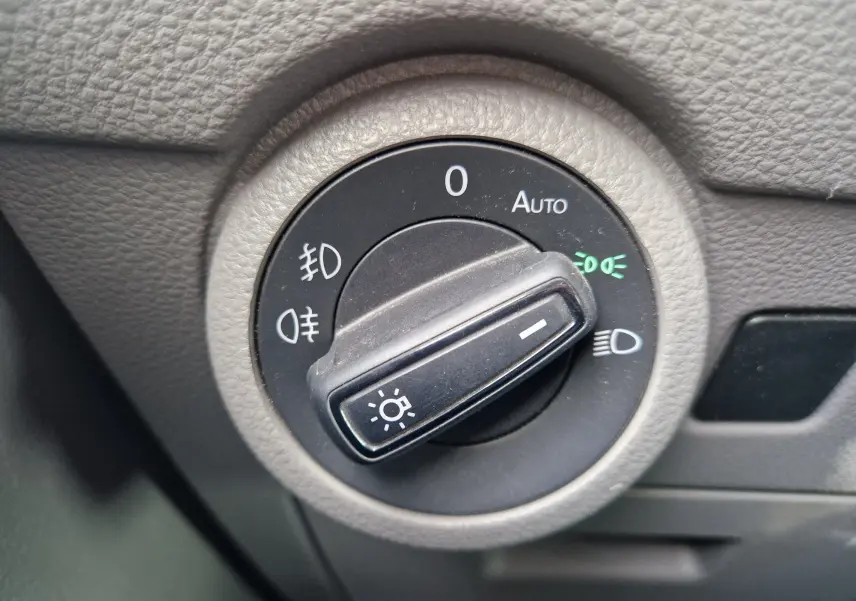 Gros plan sur le sélecteur d'éclairage intérieur du Volkswagen Transporter noir 2020 finition Business Line.