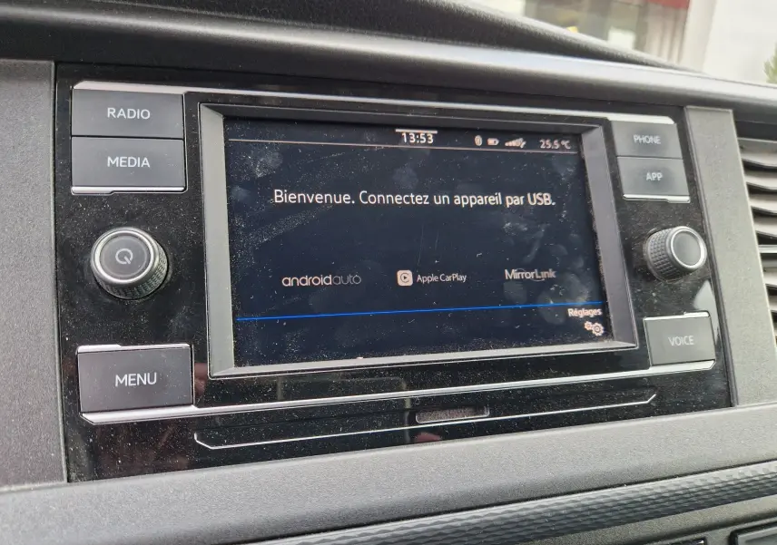 Écran tactile central du Volkswagen Transporter Business Line 2020 affichant la connexion USB avec boutons radio et media visibles.