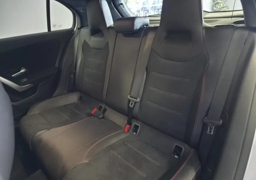Vue intérieure des sièges arrière noirs avec surpiqûres rouges de la Mercedes Classe A A 200 d AMG Line 2019.
