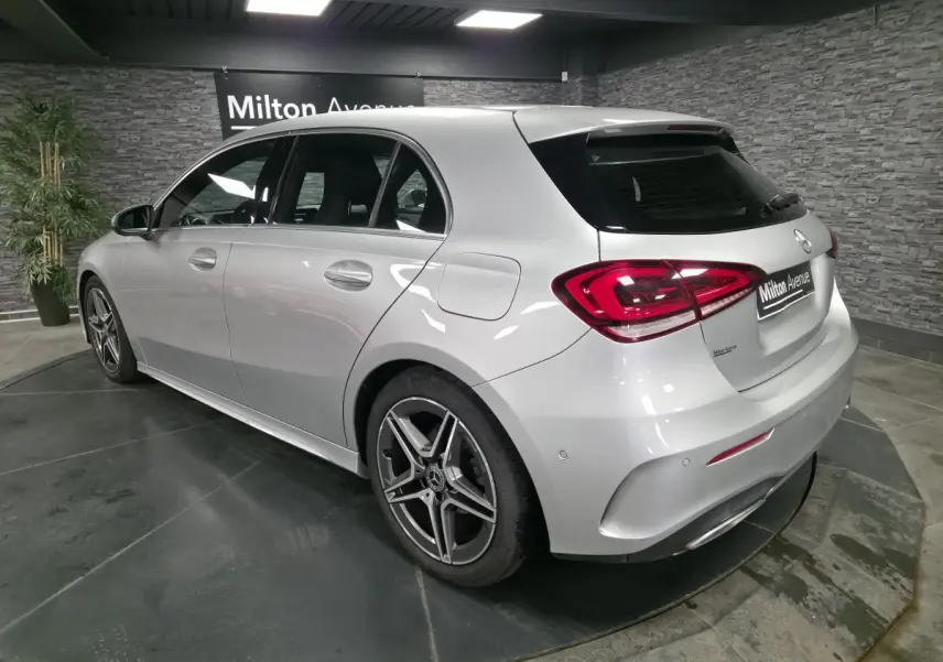 Vue 3/4 arrière droite d'une Mercedes Classe A 200 d AMG Line gris métallisé avec jantes alliage AMG et feux LED distinctifs.