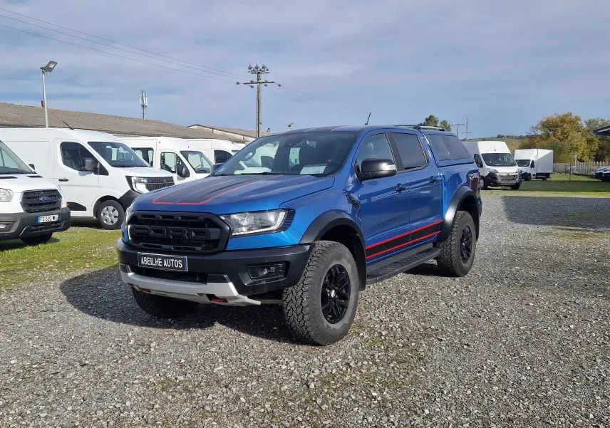 Ford Ranger Double Cabine Raptor bleu Ford Performance en 3/4 avant droit avec bandes rouges et hard top noir.