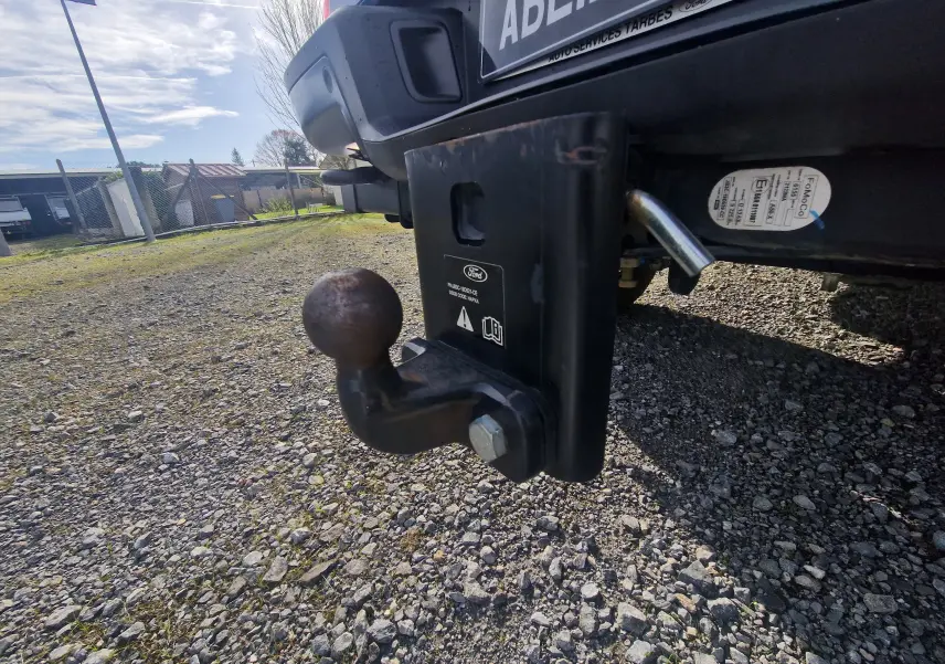 Gros plan sur l'attelage arrière noir du Ford Ranger Raptor bleu Ford Performance, avec plaque d'immatriculation partielle visible.