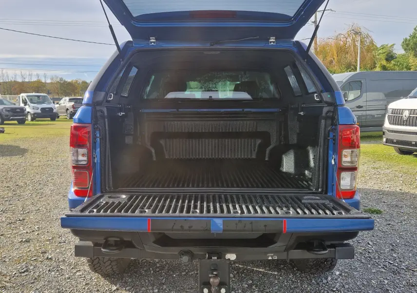 Vue arrière ouverte du Ford Ranger Double Cabine bleu Ford Performance 2022 avec benne et hard top visible.