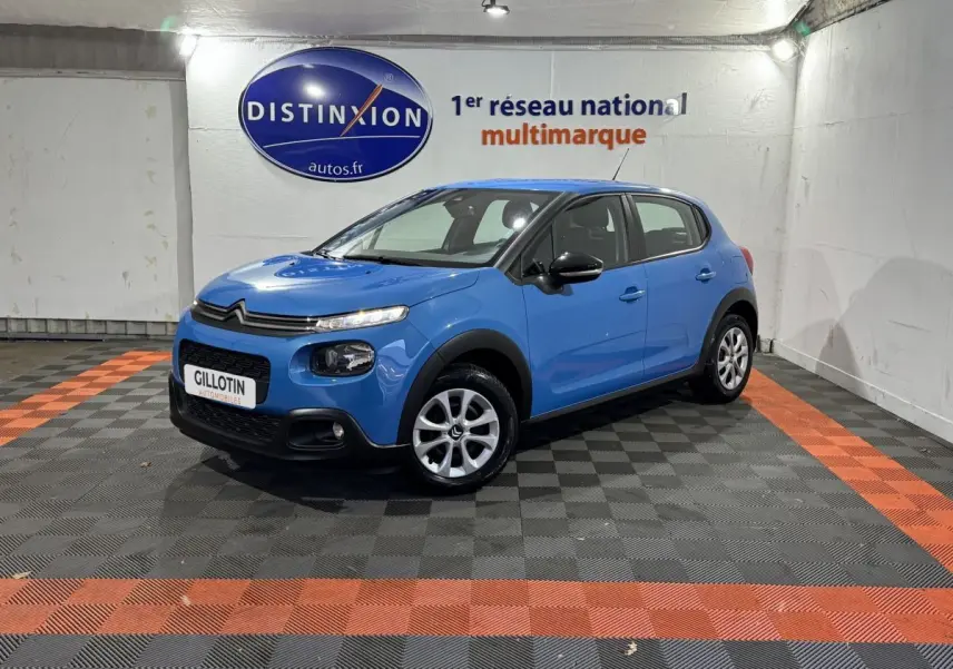Citroën C3 bleu vue 3/4 avant droit, avec calandre noire et jantes argentées en showroom.