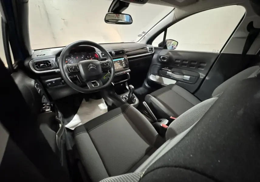Intérieur avant de la Citroën C3 2018, vue côté passager, tableau de bord avec écran tactile et volant multifonctions.