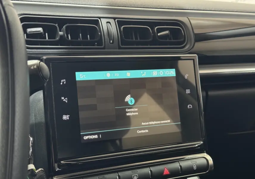 Écran tactile central de la Citroën C3 bleu 2018, vue intérieure du tableau de bord avec commandes visibles