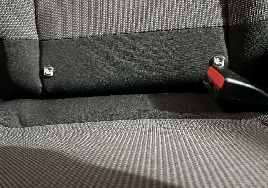 Gros plan sur la banquette arrière noire de la Citroën C3 2018 avec attaches Isofix et boucle de ceinture rouge.