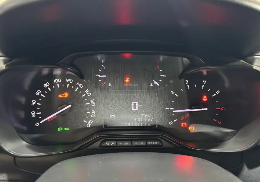 Tableau de bord de Citroën C3 bleu 2018, affichage numérique et compte-tours avec voyants allumés.