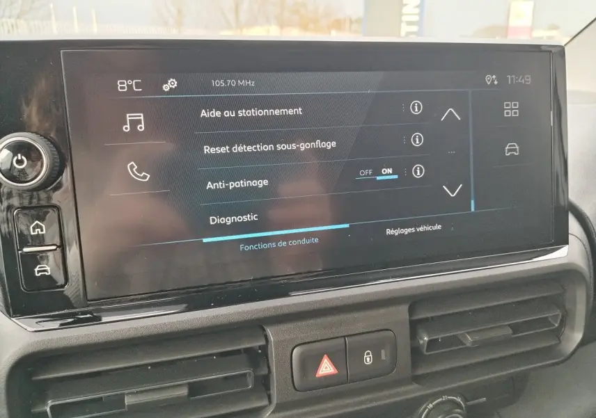 Écran tactile central du Peugeot Partner Fourgon 2025 montrant les options d’aide à la conduite et réglages véhicule.