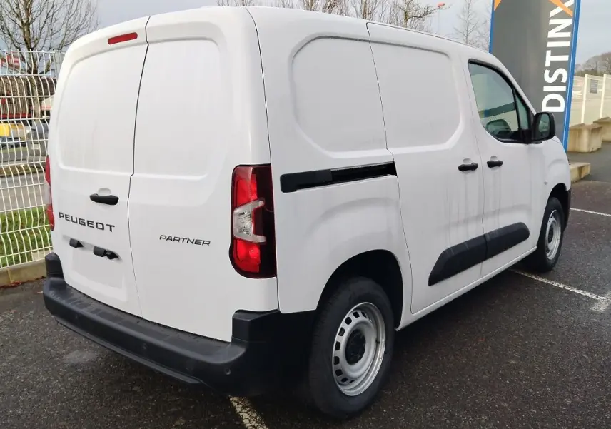 Vue 3/4 arrière droite du Peugeot Partner Fourgon blanc Icy avec portes arrière battantes et protections latérales noires.