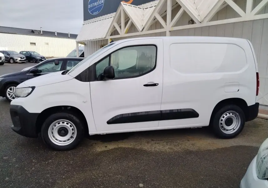 Vue de profil côté gauche d'un Peugeot Partner Fourgon blanc Icy avec porte latérale pleine et jantes acier.