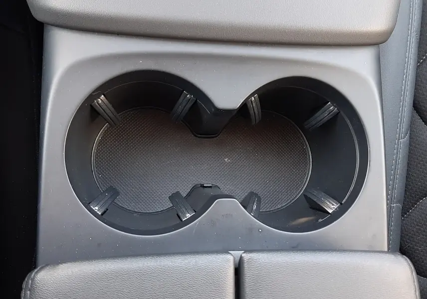 Gros plan sur les porte-gobelets centraux noirs du Citroën C5 Aircross 2024, intérieur en cuir gris.